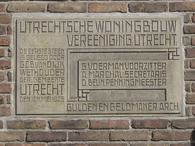 905271 Afbeelding van de grote eerste steen in de voorgevel van de woning Van Egmondkade 1, bij de Marnixlaan te ...